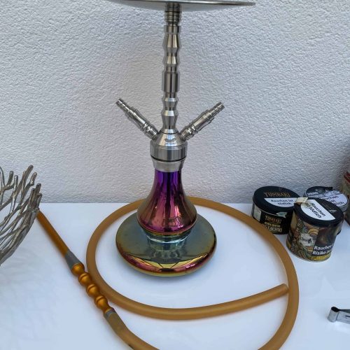 Rauch-Hookah mit Glasbasis, Metall und Silikonschlauch für Shisha-Genuss.