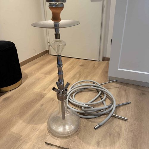 Rauchsäule mit Glasbasis, Schlauch und Werkzeugen, ideal für Shisha-Liebhaber.