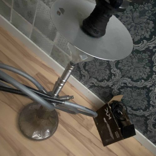 Moderne Schreibtischlampe mit flexiblem Arm und runder Metallbasis.