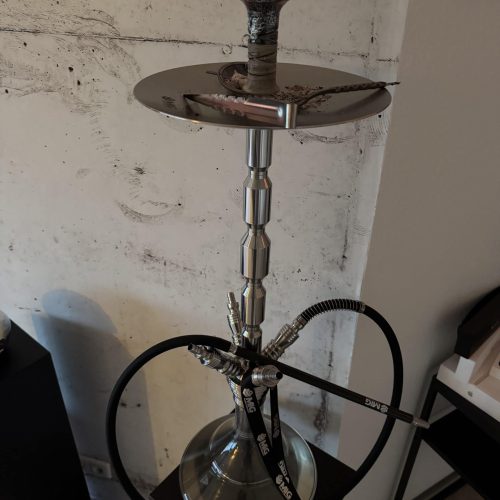 Moderne Metall-Hookah mit Rauchschlauch und Tabakschale.
