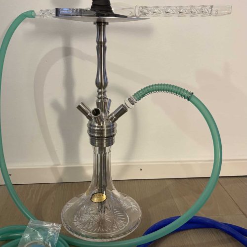 Hookah mit Glasbasis, Schläuchen und Ablage, ideal für Shisha-Liebhaber.