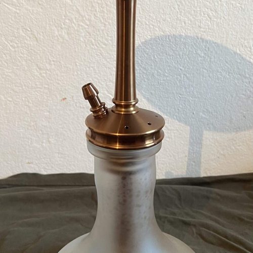 Rauchsäule mit Glasaufsatz, Metallhülse und Ablage für Shisha-Tabak.
