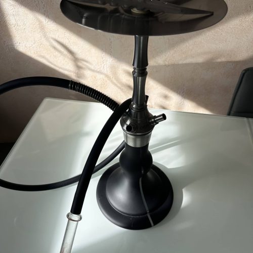 Rauch-Hookah mit Glasaufsatz und Schlauch, ideal für Shisha-Liebhaber.