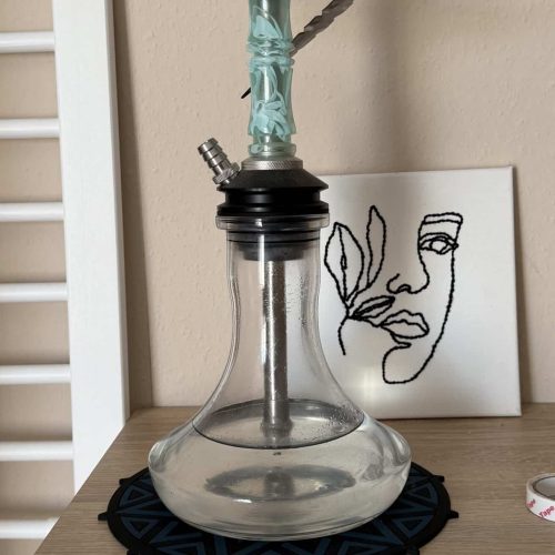 Schöne Shisha mit Glasaufsatz und Dampf, ideal für Raucher und Sammler.