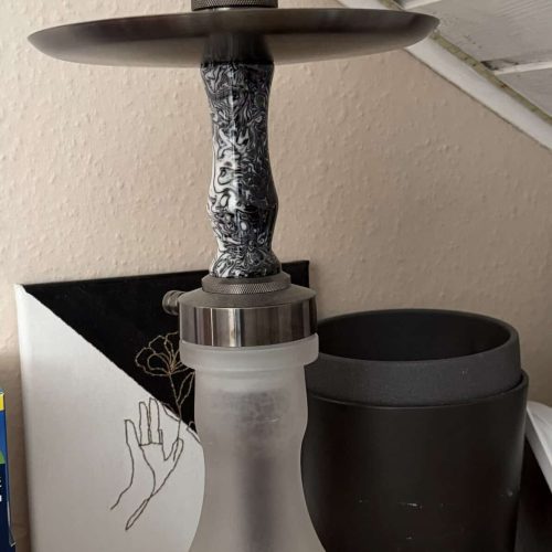 Wasserpfeife mit Glas- und Metallteilen, gebraucht, zum Verkauf.