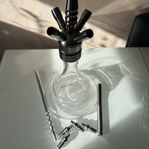Raucherset für Shisha mit Glasbowl, Metallstücken und Schlauch, ideal für Wasserpfeifen.