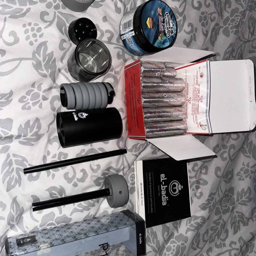 Verschiedene Shisha Teile, inklusive Glasbowl, Schlauch und Dichtungen.