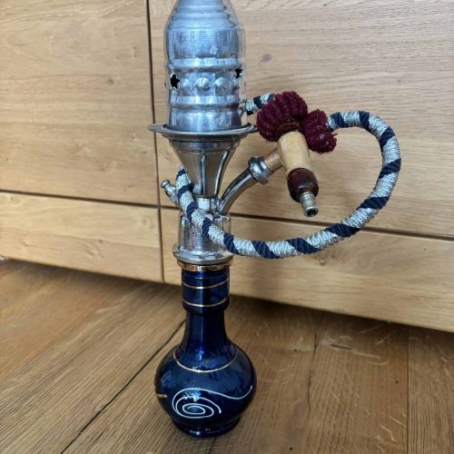 Wasserpfeife mit Wasserbehälter und Schlauch, Shisha.