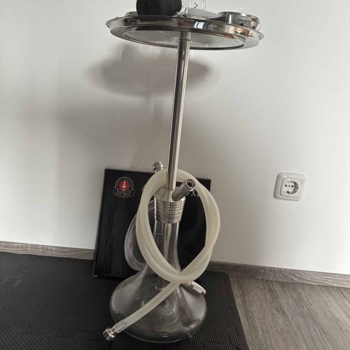 Rauchersäule mit Glasaufsatz, Schlauch und Ablagefläche, ideal für Shisha-Genuss.