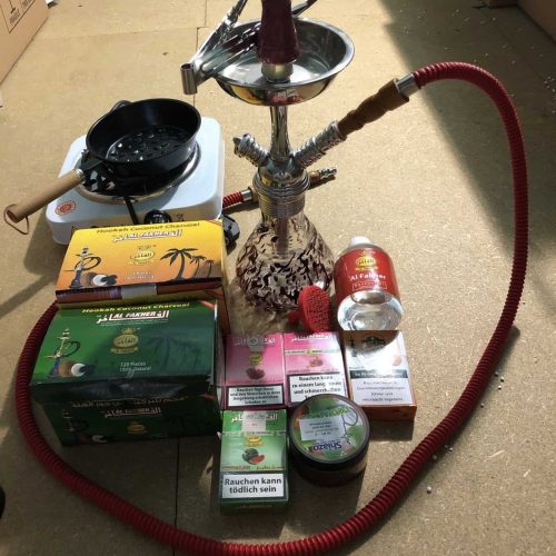 Shisha mit Zubehör, Tabak und Kohle für den Verkauf.