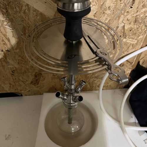 Shisha mit Metallaufsatz und Heizplatte, bereit zum Rauchen.