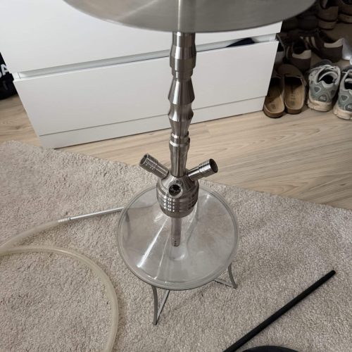 Stahl Shisha mit Glasbowl und Zubehör im Raum.