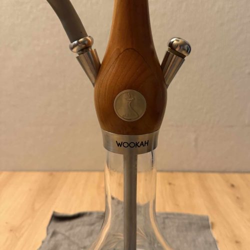 Elegante Shisha mit Holz-Design, Glasbehälter und Metall-Details.