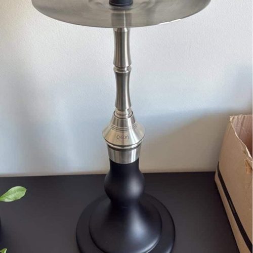 Moderne Shisha mit Metallplatte und schwarzem Standfuß.