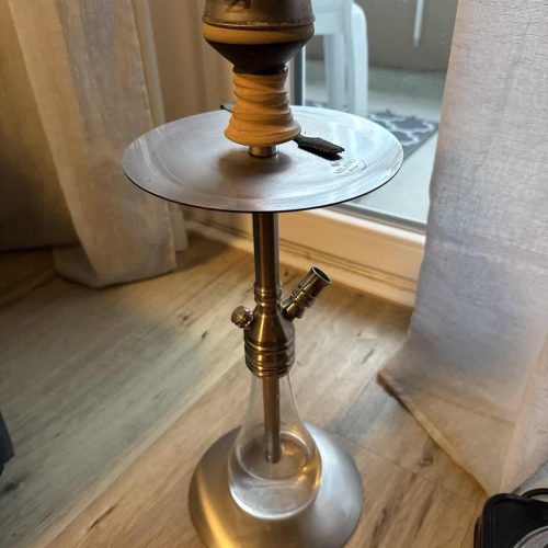 Shisha mit Wasserpfeife, Indoor-Dekor, gebrauchte Shisha für Raucherlebnis.