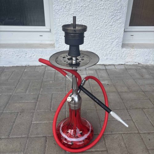 Shisha mit rotem Glasbowl, Metallaufsatz und Schlauch.