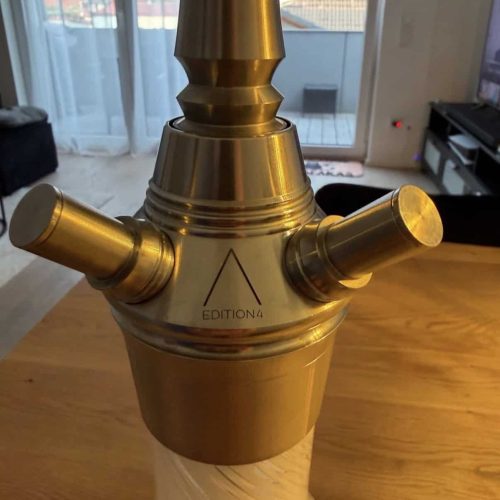 Goldene Shisha mit Edelstahl-Teilen und Holzbasis, Nahaufnahme.