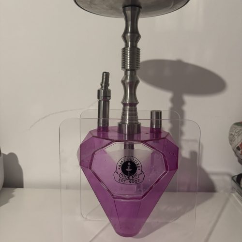 Wasserpfeifenaufsatz mit Glasbehälter und Metallrohr, ideal für Shisha-Liebhaber.