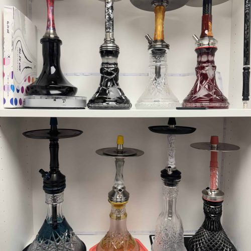 Auswahl an Shisha Glasbowl-Varianten auf Regal.