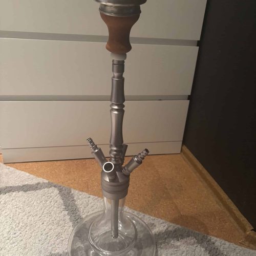 Moderne Wasserpfeife mit Glasbasis und Metallrohr.