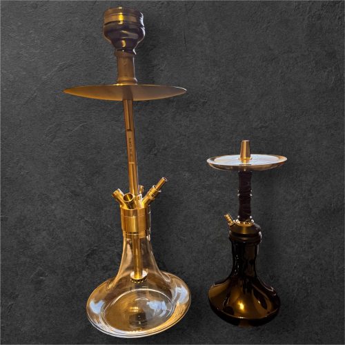 Zwei Wasserpfeifen, eine große goldene und eine kleine schwarze, auf dunklem Hintergrund.