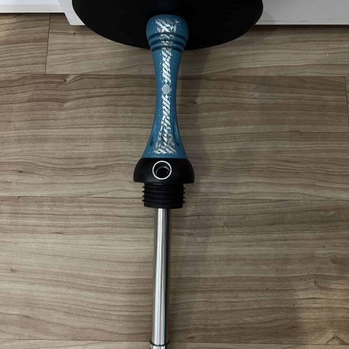 Shisha-Hookah mit blauer Griff und Metallstange, auf Holzboden.