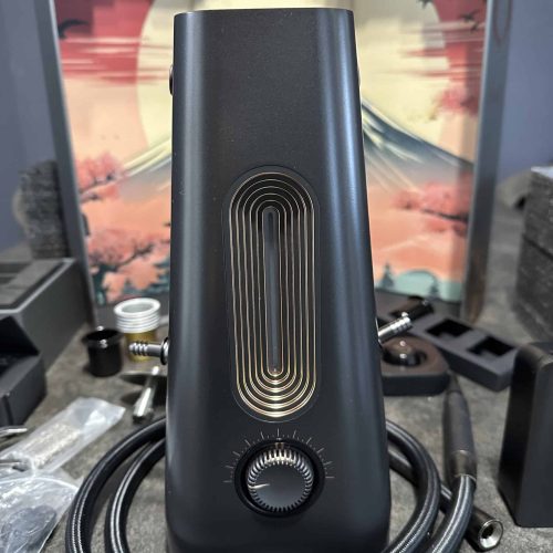 Elektrischer Shisha-Heizer mit Kabel und Bedienelement.