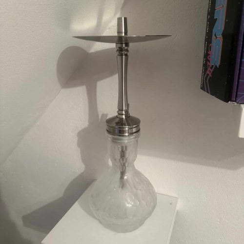 Dekorative Glas-Shisha mit Metall-Düse und Deckel, ideal für Sammler und Dekoration.