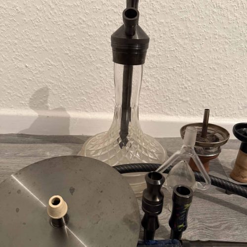 Schwarze Shisha mit Glasbasis und Zubehör, ideal für den Genuss zu Hause oder unterwegs.