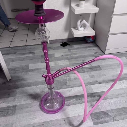 Bunte Shisha mit pinkem Glas und flexiblem Schlauch, ideal für gemütliche Abende.