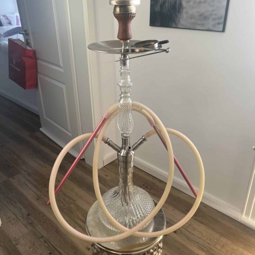 Wasserpfeife mit Glas-Base, Schläuchen und Metallteilen, für Raucherlebnis.