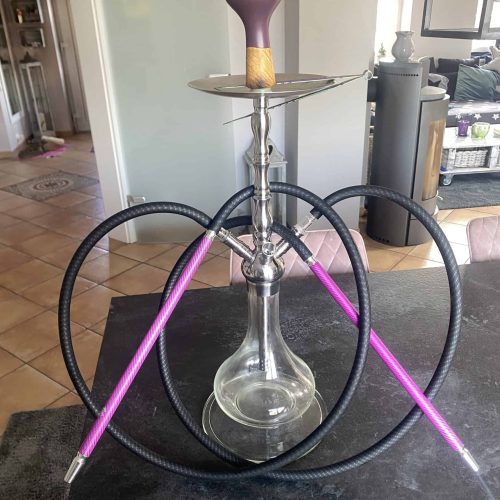 Rauch-Hookah mit Glasbasis, Silikonschläuchen und Kopf, ideal für Shisha-Liebhaber.