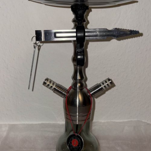 Shisha mit Zubehör auf weißem Hintergrund, gut sichtbar.