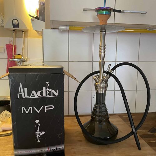 Shisha mit Glasbowl, Schlauch und Aladin MVP Karton auf Holz.