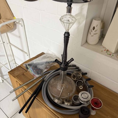 Shisha-Rauchsäule mit verschiedenen Ersatzteilen und Zubehör.