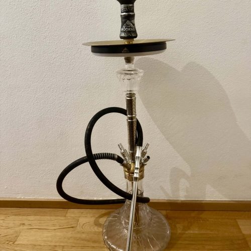 Rauchsäule mit Shisha, Glasbasis, Schlauch und Kopf, ideal für Shisha-Liebhaber.
