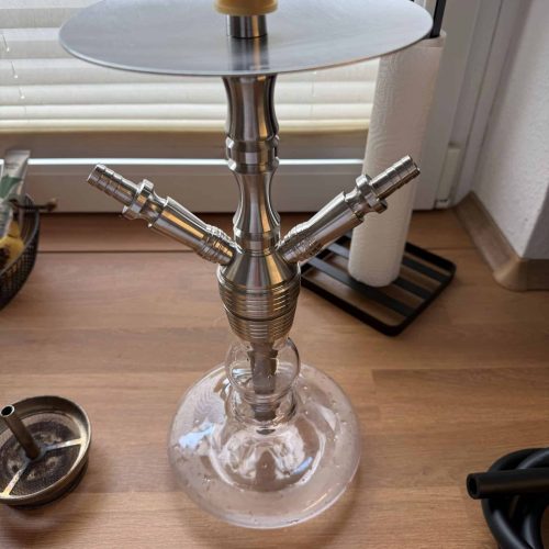 Moderne Shisha mit Edelstahl und Glasbowl auf Holztisch.