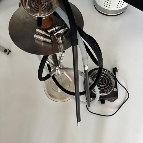 Raucherset mit Metallbowl, Schläuchen und Heizgerät für Wasserpfeifen.