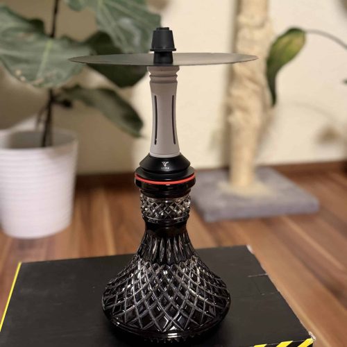 Rauchsäule mit Glasaufsatz, ideal für Shisha- und Rauchliebhaber, auf einer schwarzen Box.