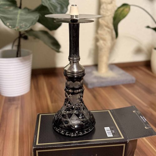 Shisha-Kopfständer in Schwarz und Silber, auf Verpackung stehend.