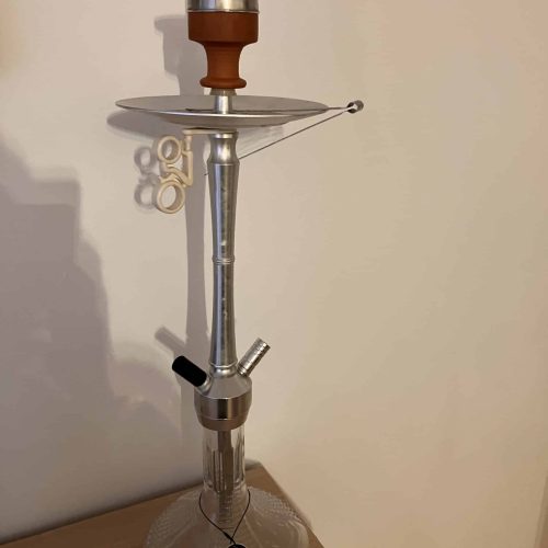 Rauchsäule für Shisha mit Glasbasis, Zubehör und Ablagefläche.