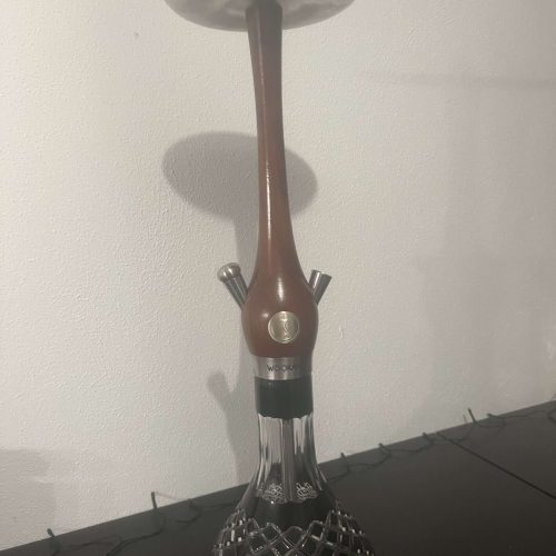 Hochwertige Shisha mit Glasbasis und Metallaufsatz.