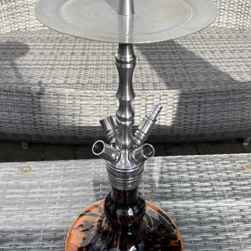 Hochwertige Shisha mit Metall- und Holzdetails, ideal für den Genuss zu Hause oder im Café.