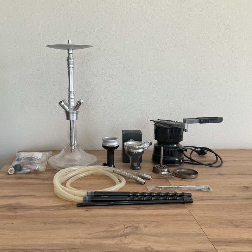 Shisha-Set mit Kohle, Schlauch und Zubehör auf Holz.