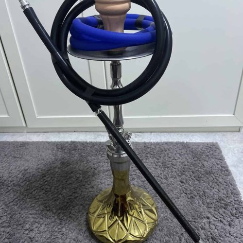 Rauch-Hookah mit blauen und schwarzen Schläuchen, auf einer goldenen Basis, auf Teppichboden.