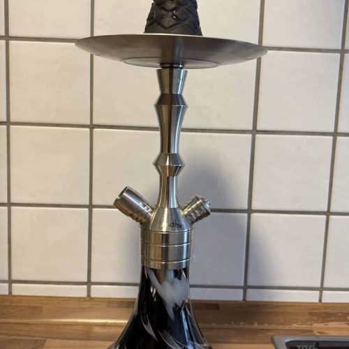 Stilvolle Shisha mit Metallkörper und Glasbowl auf Holzoberfläche.