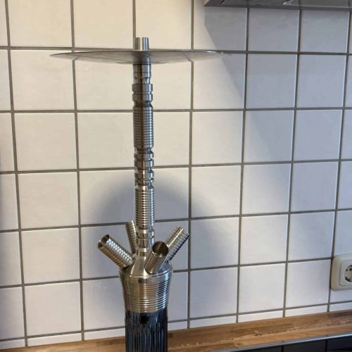 Shisha-Glasbowl mit Metallstange auf Küchenarbeitsplatte.