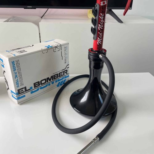 Moderne Shisha mit schwarzem Glas und rotem Metallrohr, inklusive Zubehör.