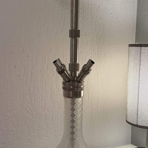 Dekorative Shisha mit Glasbasis und Metallaufsatz.