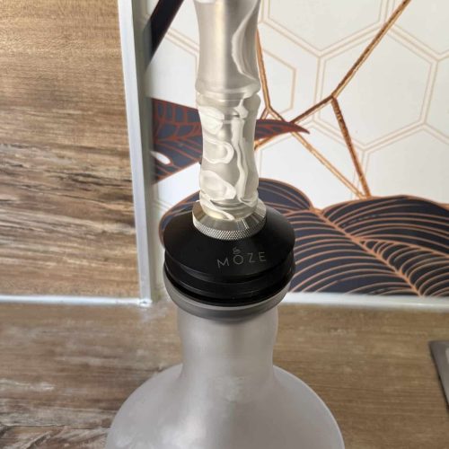 Shisha mit Edelstahl-Schale und Glasbowl, auf Holzuntergrund.